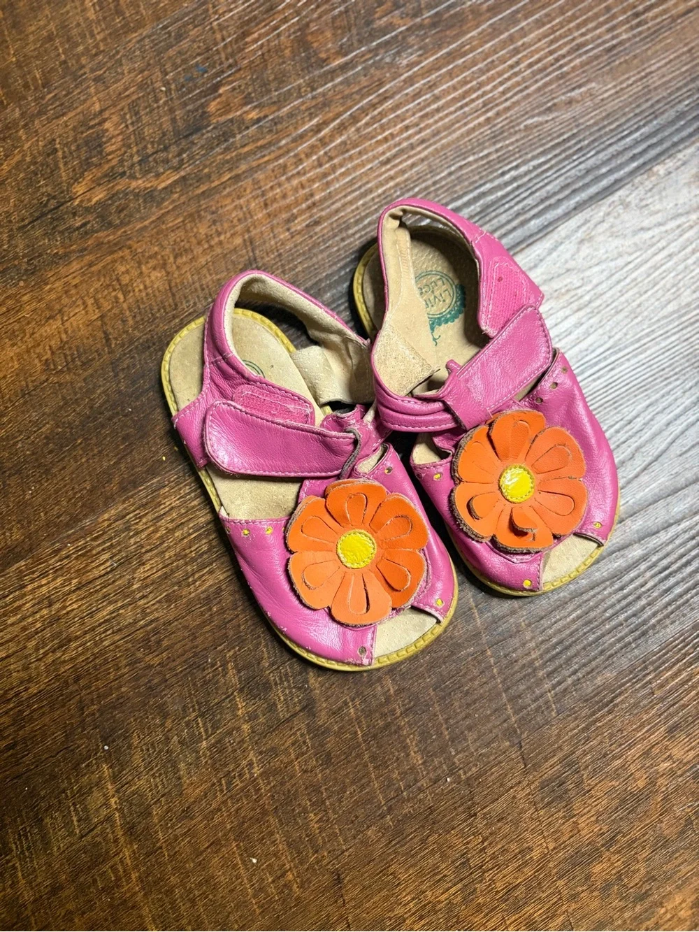 VTG Livie & Luca Fuchsia Pink Leather Bloom Flower Sandals Size 9